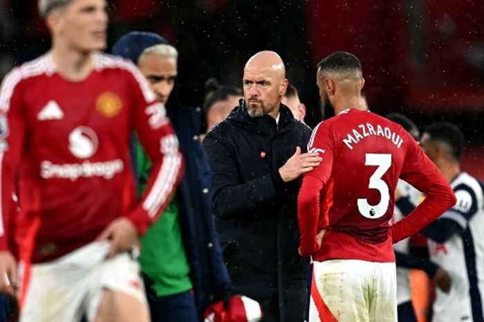 Pelatih Manchester United, Erik ten Hag, dalam laga Liga Inggris melawan Tottenham Hotspur pada Minggu (29/9/20240 di Old Trafford.