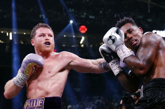Canelo Alvarez (kiri) diklaim bisa jadi batu pijakan sosok peremuk ramalan Manny Pacquiao dalam menyandang predikat mengerikan yakni petinju terbaik lintas divisi.