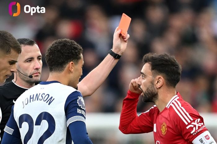 Gelandang sekaligus kapten Man United, Bruno Fernandes, saat mendapatkan kartu merah langsung dalam laga kontra Tottenham Hotspur di Old Trafford, Minggu (29/9/2024) malam WIB.