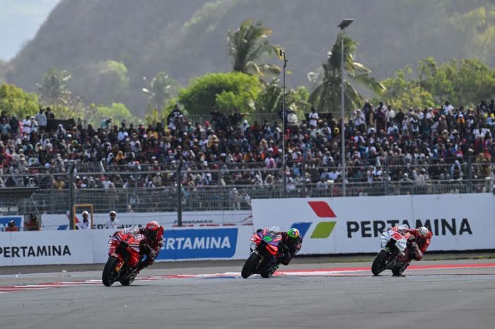 Dari depan; Francesco Bagnaia, Franco Morbidelli, dan Marco Bezzecchi pada balapan MotoGP Indonesia 2024 di Sirkuit Mandalika, Lombok, Nusa Tenggara Barat, Minggu, 29 September 2024