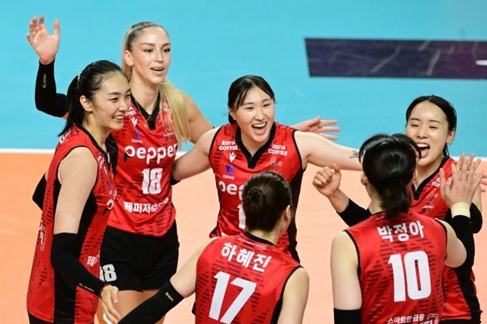 Dua dari kiri; pemain asing Gwangju AI Pappers Savings Bank, Zhang Yu dan Barbara Dapic saat tampil pada KOVO Cup 2024