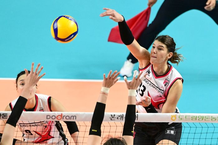 Outside hitter Daejeon JungKwanJang Red Sparks, Vanja Bukilic, melakukan spike saat timnya menghadapi Hwaseong IBK Altos pada babak penyisihan grup KOVO Cup 2024 di Tongyeong Gymnasium, Korea Selatan, Senin (30/9/2024)