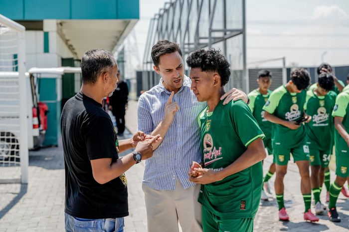 Pelatih Persebaya Surabaya, Paul Munster, saat memantau langsung pertandingan Persebaya kelompok umur di Elite Pro Academy 2024/ 2025.