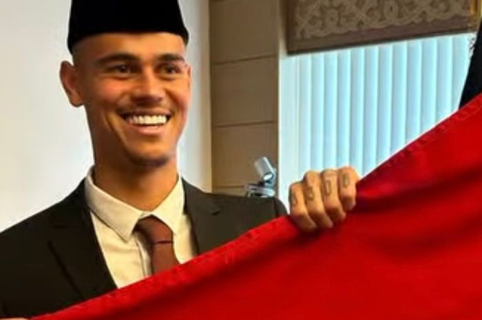 Pemain timnas Indonesia, Mees Hilgers, resmi menjadi WNI setelah pengambilan sumpah di Belanda, Senin (30/9/2024)