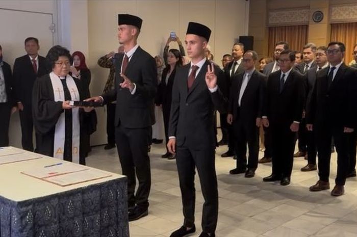 Mees Hilgers (kiri) dan Eliano Reijnders saat menjalani sumpah WNI pada Senin (30/9/2024).