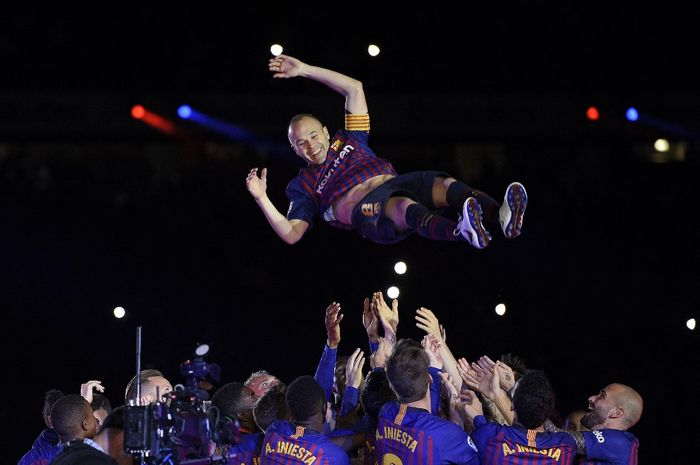 Andres Iniesta dilempar ke udara ketika menjalani momen perpisahan dengan Barcelona. Selasa (1/10/2024), playmaker Spanyol berusia 40 tahun mengumumkan rencana pensiun pada 8 Oktober 2024.