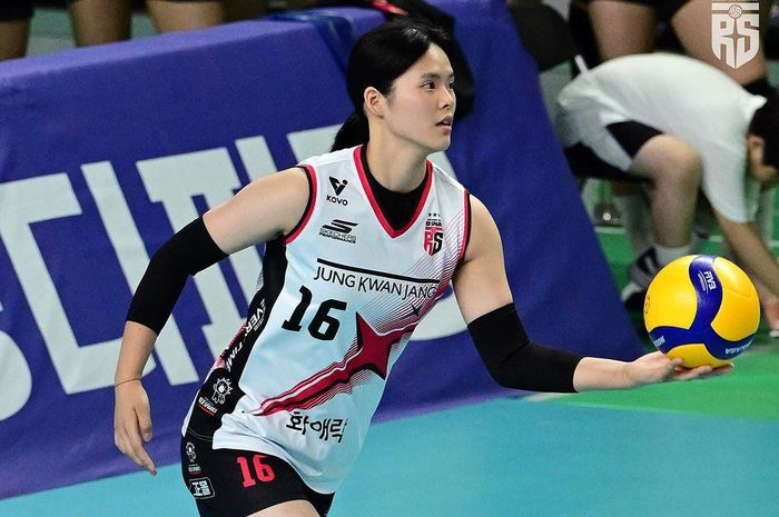 Outside hitter anyar Daejeon JungKwanJang Red Sparks, Shin Eun-ji, saat hendak melakukan servis pada laga kontra Hwaseong IBK Altos di KOVO Cup 2024