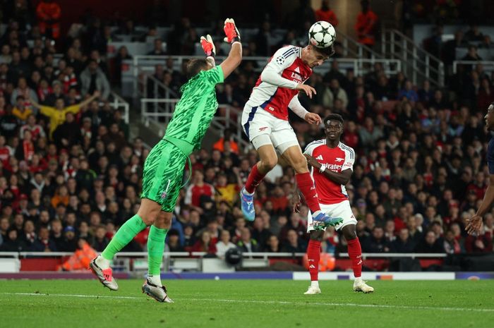 Kai Havertz mencetak gol Arsenal ke gawang PSG pada duel Liga Champions di Emirates Stadium (1/10/2024).