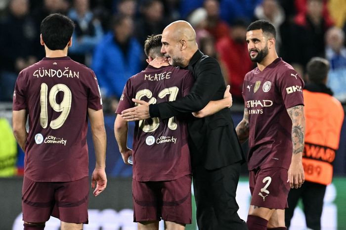 Manchester City hanya membutuhkan satu malam untuk bisa menghabisi dua sejarah Manchester United di Liga Champions.