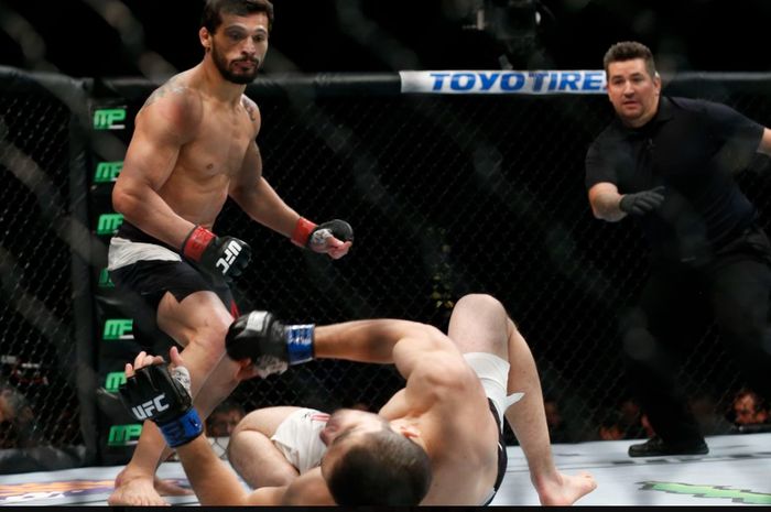 Islam Makhachev mengalami satu-satunya kekalahan dalam kariernya setelah di-KO Adriano Martins di UFC 192 pada 3 Oktober 2015 di Houston, Amerika Serikat.