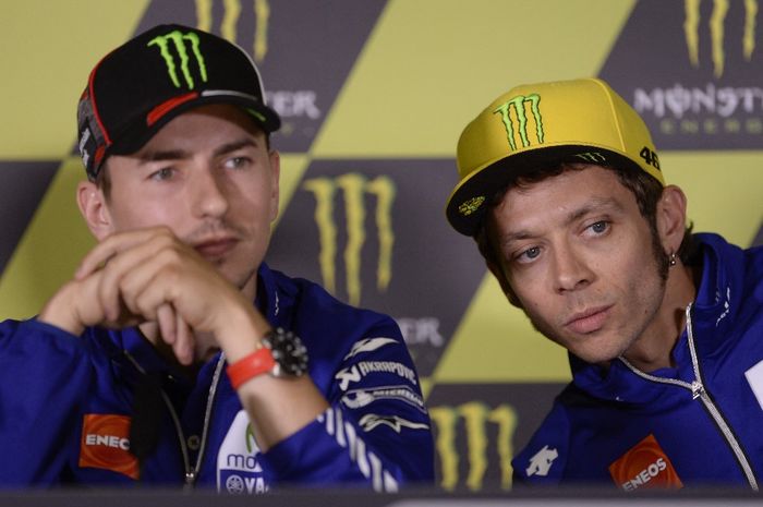 Jorge Lorenzo (kiri) dan Valentino Rossi (kanan) saat masih membela tim pabrikan Yamaha di MotoGP