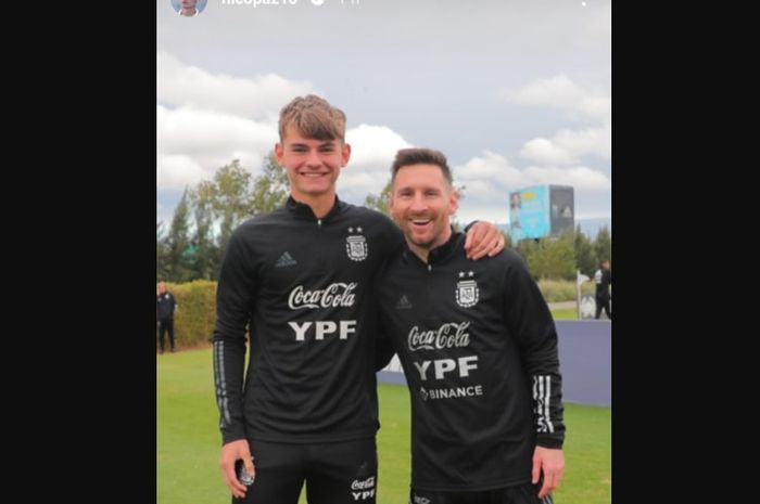 Nico Paz (kiri) bersama Lionel Messi dalam sesi latihan timnas Argentina. Paz, yang memperkuat klub punya orang Indonesia di Liga Italia, Como 1907, dipanggil pelatih Lionel Scaloni.