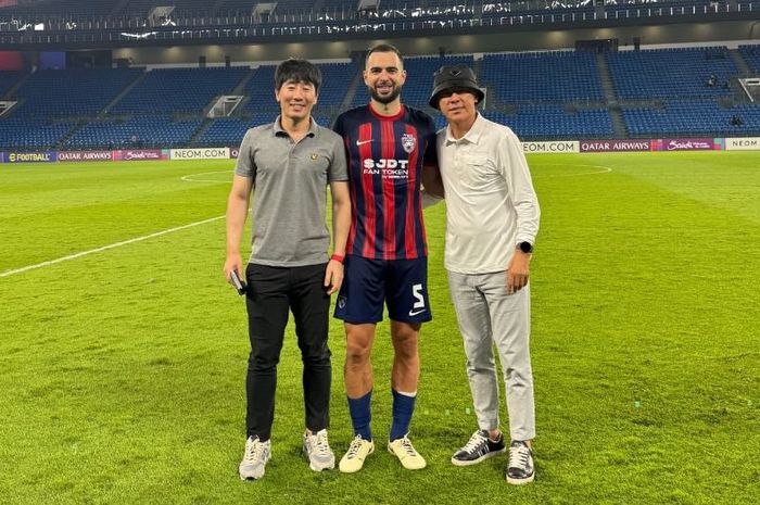 Pelatih Timnas Indonesia Shin Tae-yong (kanan) bersama bek Johor Darul Ta'zim sekaligus timnas Indonesia Jordi Amat (tengah).