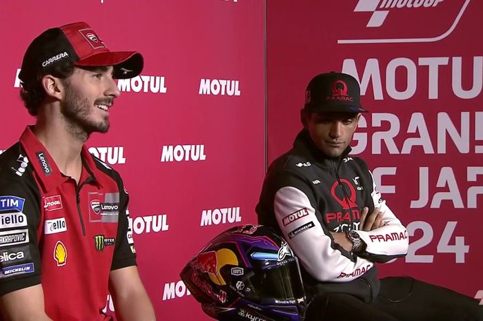 Jorge Martin (Prima Pramac) dan Francesco Bagnaia (Ducati Lenovo) saat menghadiri konferensi pers MotoGP Jepang 2024 di Sirkuit Motegi, Jepang, Kamis (3/10/2024). 