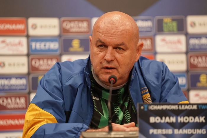 Pelatih Persib Bandung, Bojan Hodak, saat memberikan keterangan kepada wartawan pada sesi jumpa pers jelang laga lanjutan Grup F AFC Champions League Two 2024/2025.