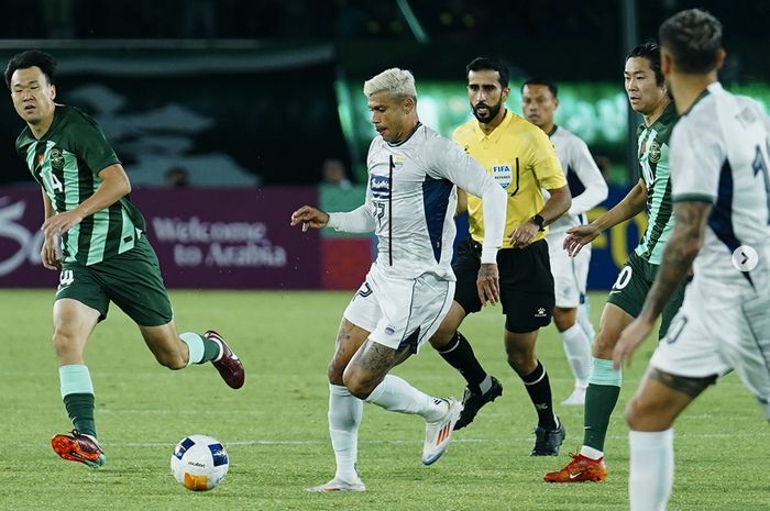 Suasana pertandingan antara Zhejiang FC Vs Persib dalam laga kedua AFC Champions League Two (ACL 2) yang berlangsung di Huanglong Sports Centre, Hangzhou, China, Kamis (3/10/2024).