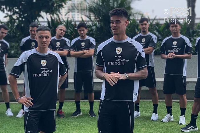 Mees Hilgers (kanan) dan Eliano Reijnders saat berkumpul dengan para pemain Timnas Indonesia lainnya.