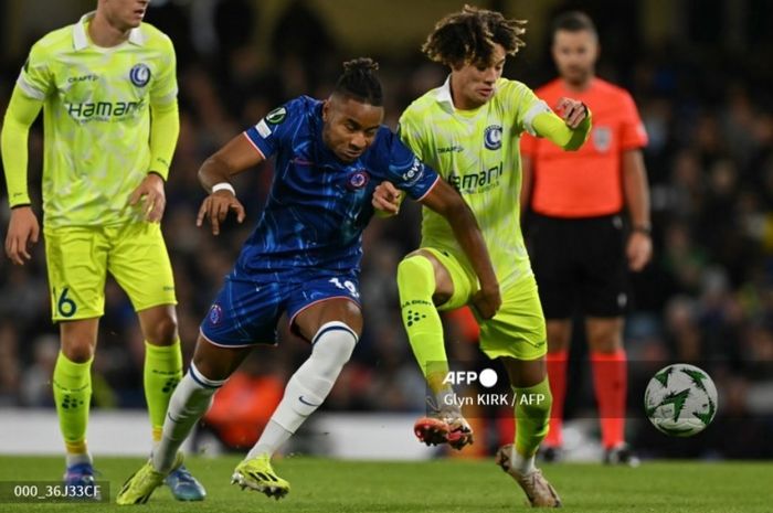 Striker Chelsea, Christopher Nkunku, beraksi dalam laga melawan Gent di UEFA Conference League, Kamis (3/10/2024) di Stamford Bridge, London.