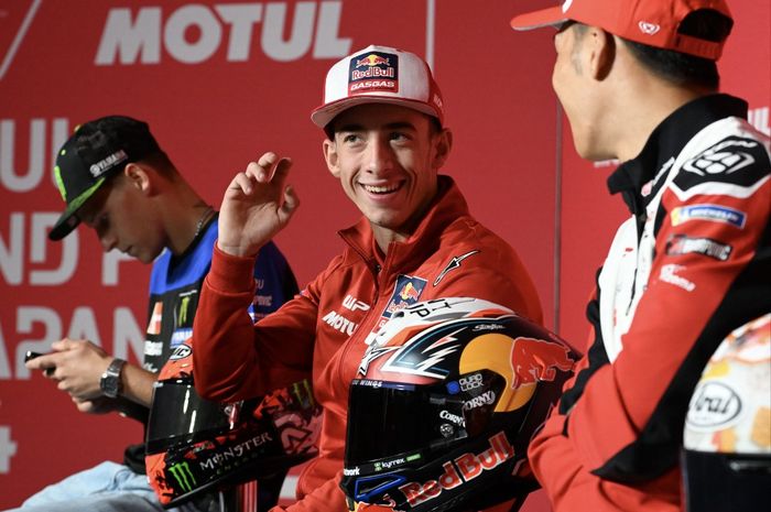 Pembalap KTM Gasgas Tech3, Pedro Acosta (tengah) berbicara dengan Takaaki Nakagami (Idemitsu Honda) dalam konferensi pers jelang MotoGP Jepang 2024 di Mobility Resort Motegi.. Tochigi prefecture, Kamis (3/10/2024).