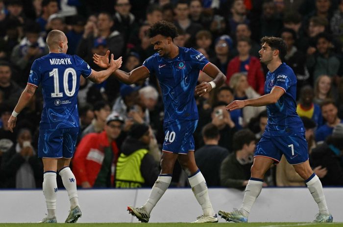 Renato Veiga mencetak gol dari assist Mykhailo Mudryk untuk Chelsea dalam laga UEFA Conference League melawan Gent di Stamford Bridge (3/10/2024).