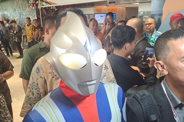 Anggota DPR terpilih Jamaludin Malik cosplay jadi Ultraman jelang pelantikan di Gedung DPR, Senayan, Jakarta Pusat, Selasa (1/10/2024).