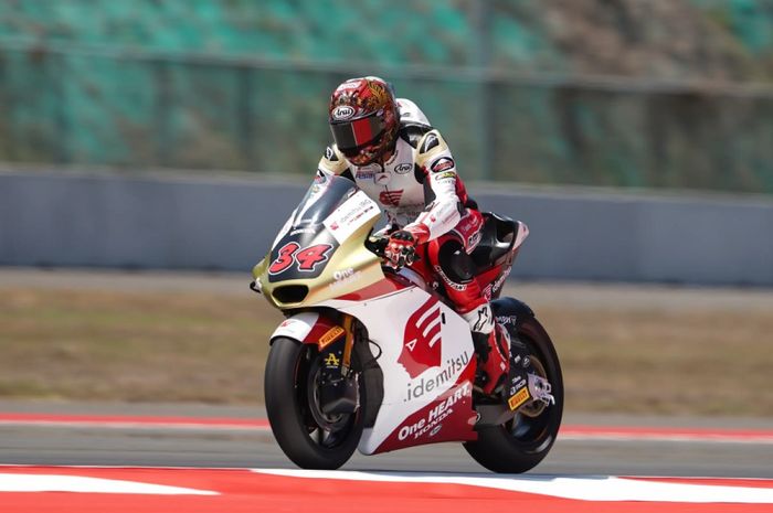 Pembalap Honda Team Asia, Mario Suryo Aji, saat tampil pada balapan Moto2 Indonesia di Sirkuit Mandalika, Lombok, Nusa Tenggara Barat, 29 September 2024.