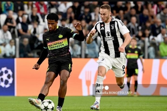 Bek PSV Eindhoven berdarah Indonesia, Ryan Flamingo (kiri), berduel dengan pemain Juventus, Teun Koopmeiners, dalam duel Liga Champions di Allianz Stadium Turin.