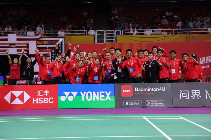 Tim bulu tangkis Indonesia berpose setelah memastikan diri ke babak final nomor beregu Kejuaraan Dunia Junior 2024 yang memperebutkan Suhandinata Cup 2024 di Nanchang International Sports Center Gymnasium, Nanchang, China, Jumat (4/10/2024).