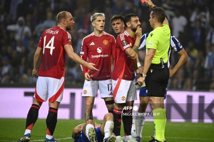 Gelandang Manchester United, Bruno Fernandes, menerima kartu merah dalam laga melawan FC Porto di Liga Europa, Kamis (3/10/2024) di Stadion Dragao.