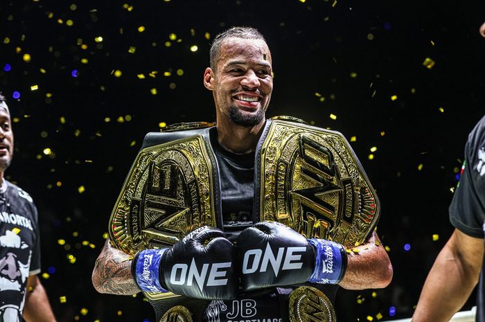 Regian Eersel kembali menjadi juara kelas ringan kickboxing ONE Championship setelah mengalahkan Alexis Nicolas di ONE Fight Night 25, Sabtu (5/10/2024) di Bangkok.