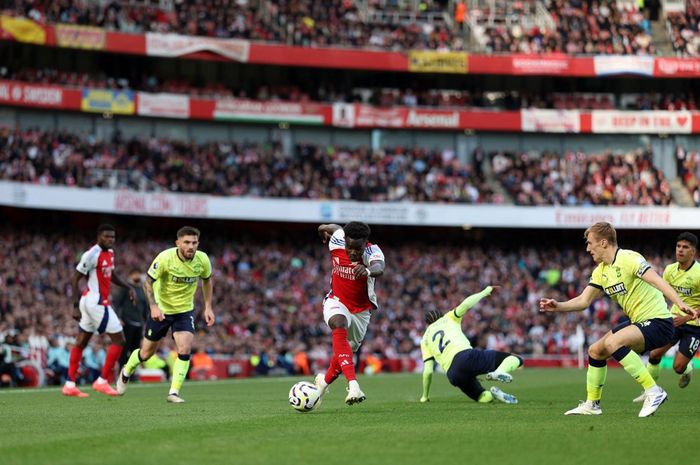 Bukayo Saka mengacak-acak pertahanan lawan dalam laga Arsenal vs Southampton pada duel Liga Inggris di Emirates Stadium (5/10/2024).