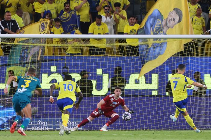 Penyerang Nassr sekaligus megabintang asal Portugal, Cristiano Ronaldo mencetak gol penalti  dalam laga antara Al-Nassr dan Al-Orobah di Al-Awwal Park di Riyadh pada 5 Oktober 2024.