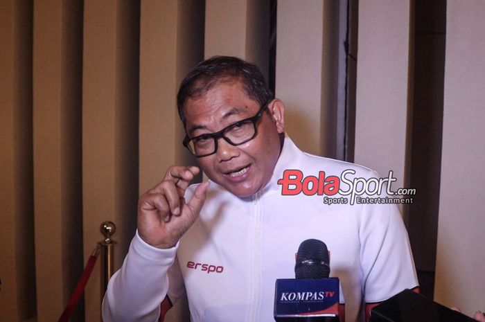 Anggota Komite Eksekutif PSSI, Sumardji, sedang memberikan keterangan kepada awak media di Hotel Mandarin, Bundaran HI, Jakarta, Sabtu (5/10/2024) malam.