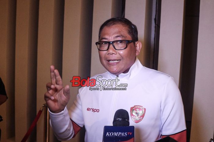 Anggota Komite Eksekutif PSSI, Sumardji, sedang memberikan keterangan kepada awak media di Hotel Mandarin, Bundaran HI, Jakarta, Sabtu (5/10/2024) malam.