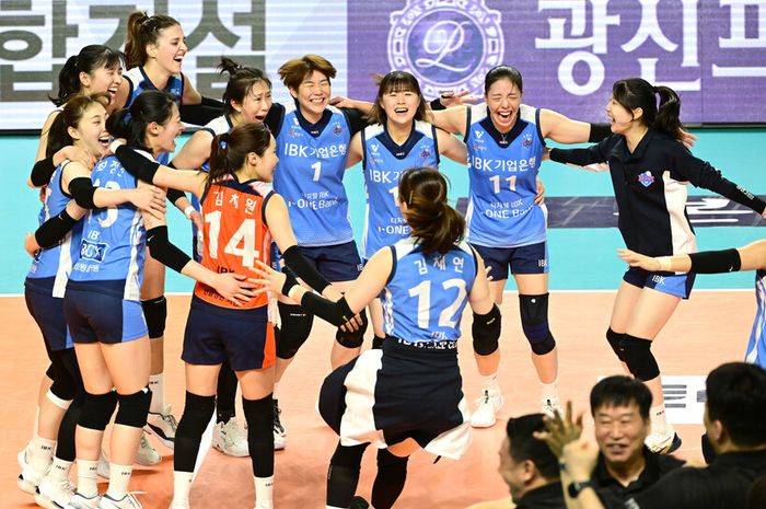 Tim bola voli putri, Hwaseong IBK Altos meluapkan kegembiraan setelah lolos ke semifinal KOVO Cup 2024 dengan mengalahkan Incheon Heungkuk Life Pink Spiders di Tongyeong Gymnasium, Korea Selatan, Jumat (4/10/2024) 