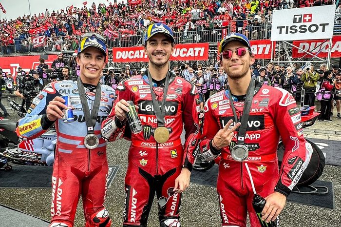 (Ki-ka) Marc Marquez, Francesco Bagnaia, Enea Bastianini berdiri di podium setelah sprint MotoGP Jepang di Sirkuit Motegi, Motegi, Jepang, 5 Oktober 2024.