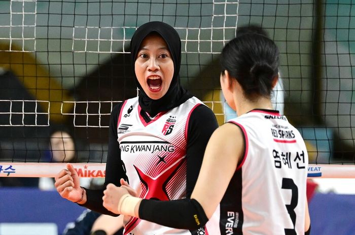 Megawati Hangestri Pertiwi dan Yeum Hye-seon merayakan selebrasi saat Daejeon JungKwanJang Red Sparks menghadapi GS Caltex Seoul KIXX pada laga semifinal KOVO Cup 2024, Sabtu, 5 Oktober 2024