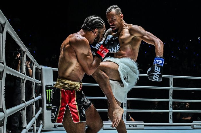 Regian Eersel (kanan) mendominasi Alexis Nicolas di ONE Fight Night 25, Sabtu (5/10/2024) di Lumpinee Stadium, Bangkok. 