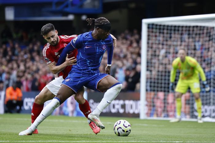 Aksi Noni Madueke (depan) dalam laga Chelsea vs Nottingham pada lanjutan Liga Inggris di Stamford Bridge (6/10/2024).