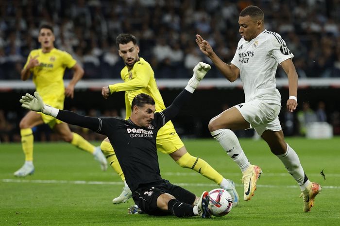 Penyerang Real Madrid asal Prancis Kylian Mbappe (kanan) berduel dengan  kiper Villarreal, Diego Conde (kiri) di Stadion Santiago Bernabeu di Madrid pada 5 Oktober 2024.