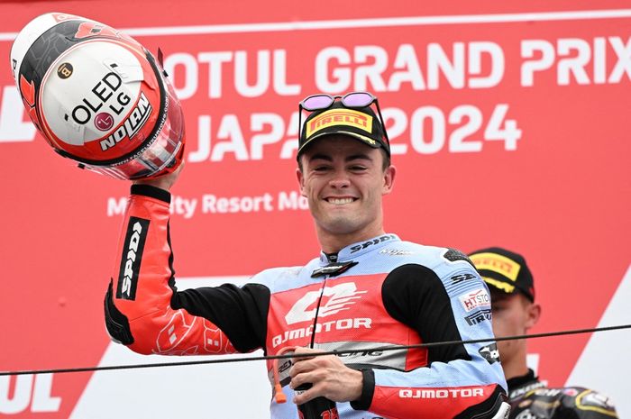 Pembalap QJMOTOR Gresini,  Manuel Gonzalez, berpose setelah memenangi balapan Moto2 Jepang 2024 di Sirkuit Motegi, Minggu (6/10/2024).