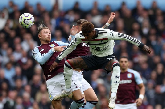 Bek Aston Villa, Matty Cash, berduel dengan penyerang Manchester United, Marcus Rashford, pada matchweek 7 Liga Inggris 2024-2025 di Stadion Villa Park, Minggu (6/10/2024).