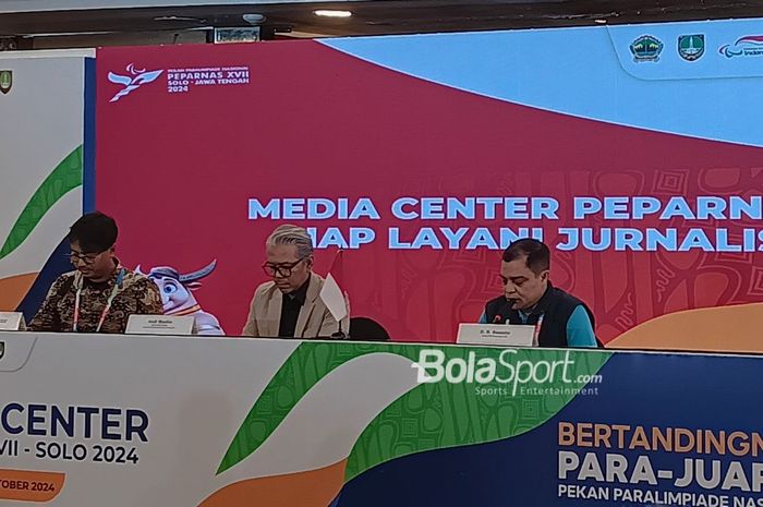 Ketua PB Peparnas 2024, D. B. Susanto (kanan), berbicara kepada awak media didampingi Ketua Media Center Peparnas, Andi Muslim (tengah), di Solo, Jawa Tengah, 6 Oktober 2024.