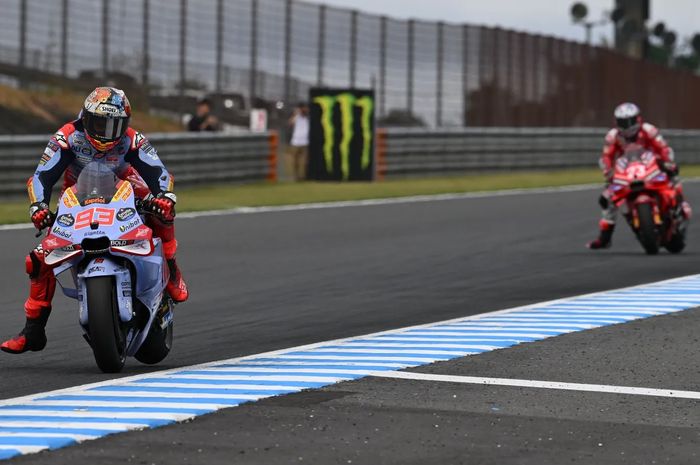 Pembalap Gresini Racing, Marc Marquez, melaju di depan Enea Bastianini dari tim Ducati Lenovo pada balapan MotoGP Jepang di Sirkuit Motegi, Motegi, Jepang, 6 Oktober 2024.