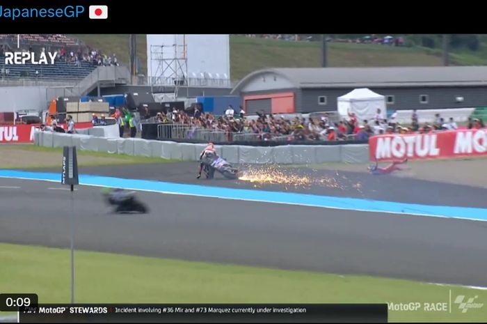 Momen sepeda motor Alex Marquez menyangkut di kuda besi Joan Mir pada MotoGP Jepang 2024, Minggu (6/10/2024).
