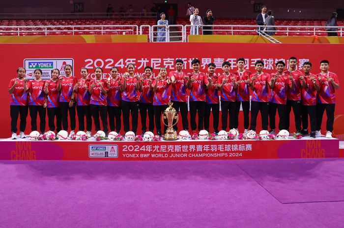 Tim bulu tangkis Indonesia berpose dengan piala Suhandinata setelah mengalahkan China pada Suhandinata Cup 2024 di Nanchang International Sports Center Gymnasium, Sabtu (5/10/2024).