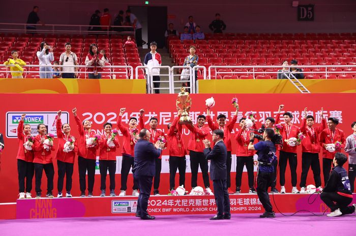 Tim bulu tangkis Indonesia berpose dengan piala Suhandinata setelah mengalahkan China pada Suhandinata Cup 2024 di Nanchang International Sports Center Gymnasium, Sabtu (5/10/2024).