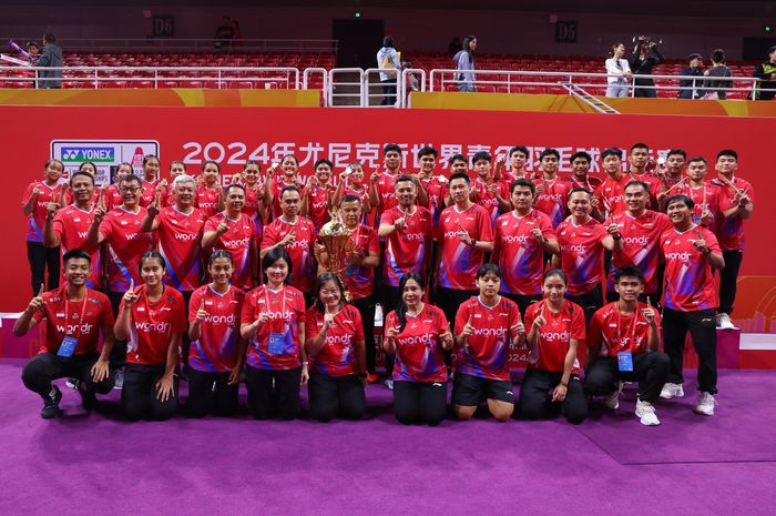 Tim bulu tangkis Indonesia berpose dengan piala Suhandinata setelah mengalahkan China pada Suhandinata Cup 2024 di Nanchang International Sports Center Gymnasium, Sabtu (5/10/2024).