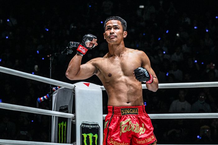 Juara interim kelas bulu kickboxing ONE Championship, Superbon Singha Mawynn, ingin berduel ulang dengan juara sejati divisinya, Chingiz Allazov.