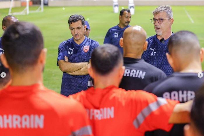 Pelatih Timnas Bahrain, Dragan Talajic, memimpin sesi latihan timnya jelang menghadapi Timnas Indonesia dalam laga lanjutan Grup C Kualifikasi Piala Dunia 2026 zona Asia.